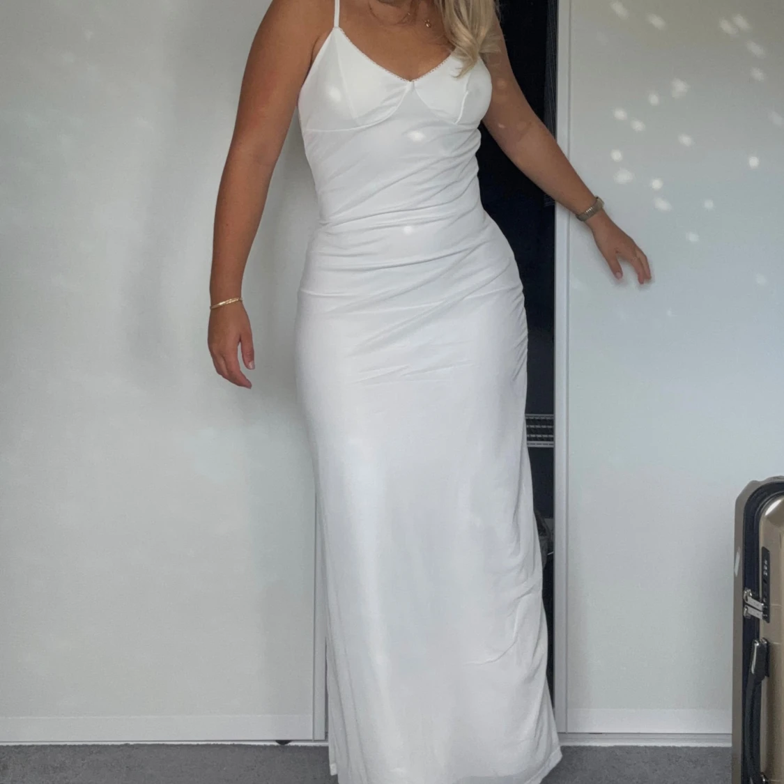 Vit långklänning med smala axelband - 1