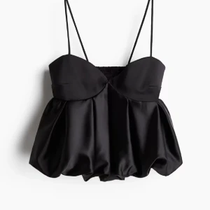 Svart satin linnetopp med tunna band - Supersnygg svart linnetopp i glansigt satinmaterial med tunna axelband och voluminös, bubblig nederdel. Toppen har en feminin siluett och är perfekt för att lyfta vilken outfit som helst. Pris kan diskuteras!! Går ej att få tag i längre 
