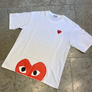 Vit Cdg Play t-shirt - Säljer en vit t-shirt från Cdg Play med deras ikoniska tryck och logga framtill. Storlek S-M och är i väldigt bra skick, fraktas inom 24h✅