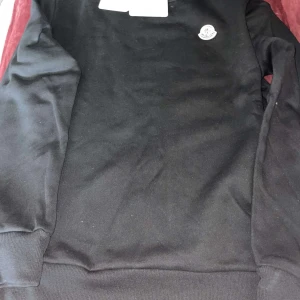 Svart  tröja  Moncler - Fin helt ny tröja 