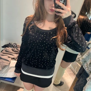 Juicy Couture tröja - Super söt Juicy Couture tröaj med bling på framsidan, passar perfekt till y2k stil, pris går att diskutera skriv gärna vid frågor ❤️lappen säger m men skulle säga s