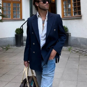 Dubbelknäppt blazer  - Otroligt fin blazer i textur material, peak lapels. Passar både dressed up och casual 