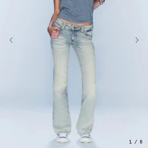 Weekday jeans - Säljer ett par jeans från weekday i w26 å L30. Midjemått tvärsöver är 34-35cm å innerbenslängden är 77cm🩷jag är cirka 160 å de passar bra i längden på mig🩷aldrig använda