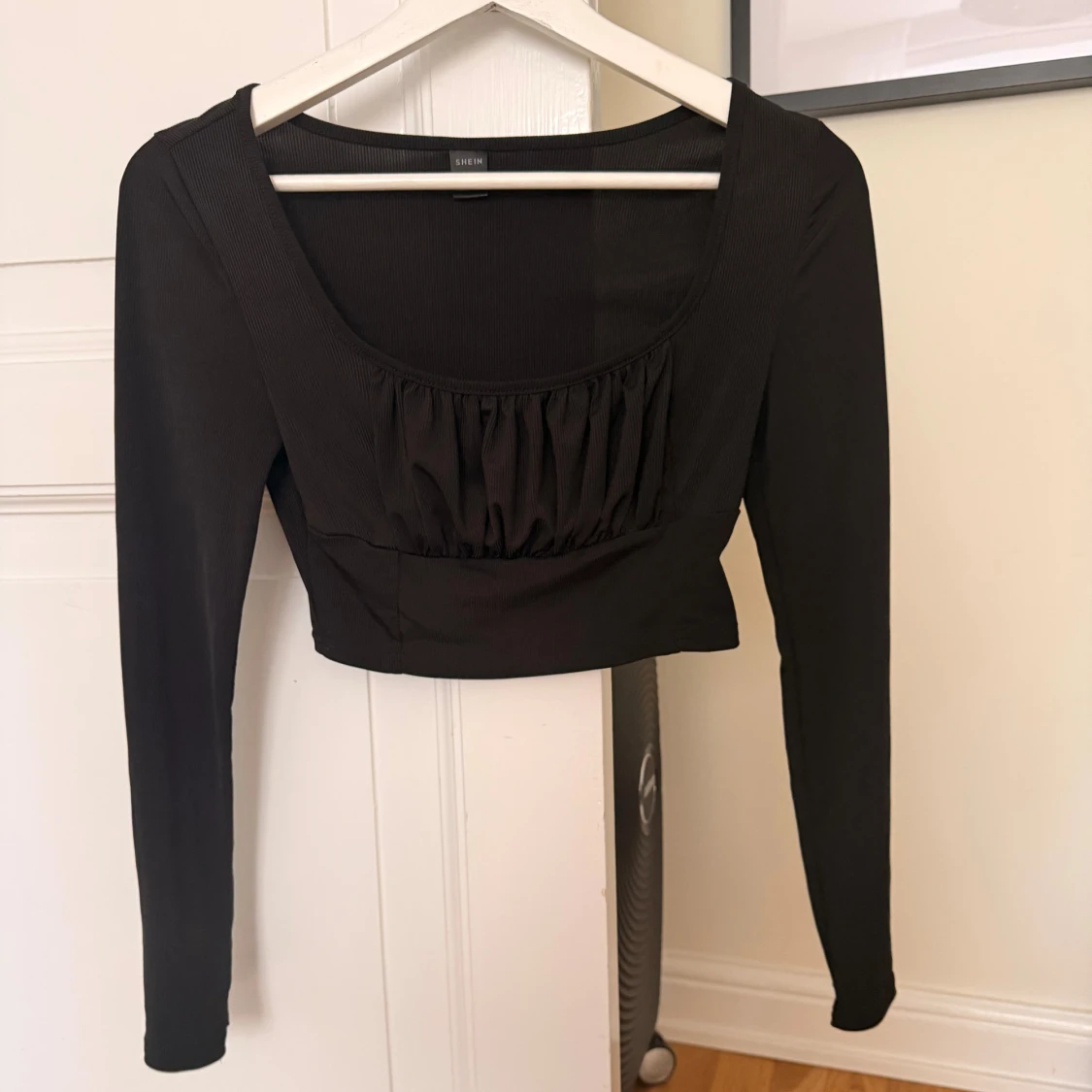 Svart croppad topp 