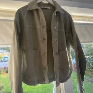 Jacka från  ZARA - Ljus grön jacka med silvriga knappt från zara!  Storlek xs 