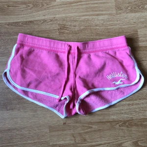 Hollister Shorts low-waisted - Jättesnygga lågmidjade rosa mjukisshorts från hollister, känns väldigt 2000-tal!💗Sista bilden är tagen vid fönstret för att försöka visa färgen bättre! Storlek medium men passar mindre storlekar också beroende på hur man vill att de ska sitta!! Skriv om du har frågor :)