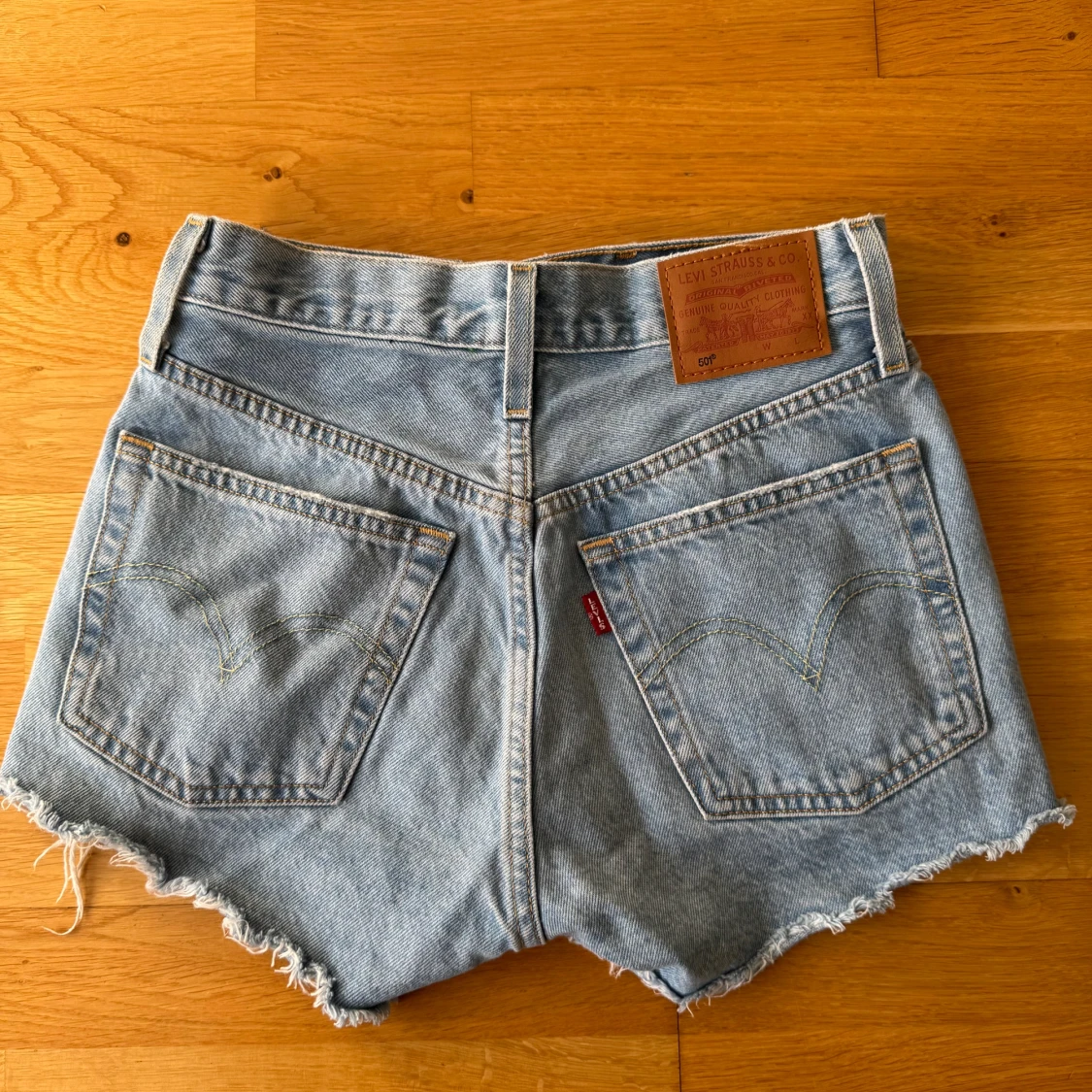 Levi's ljusblå jeansshorts - 1