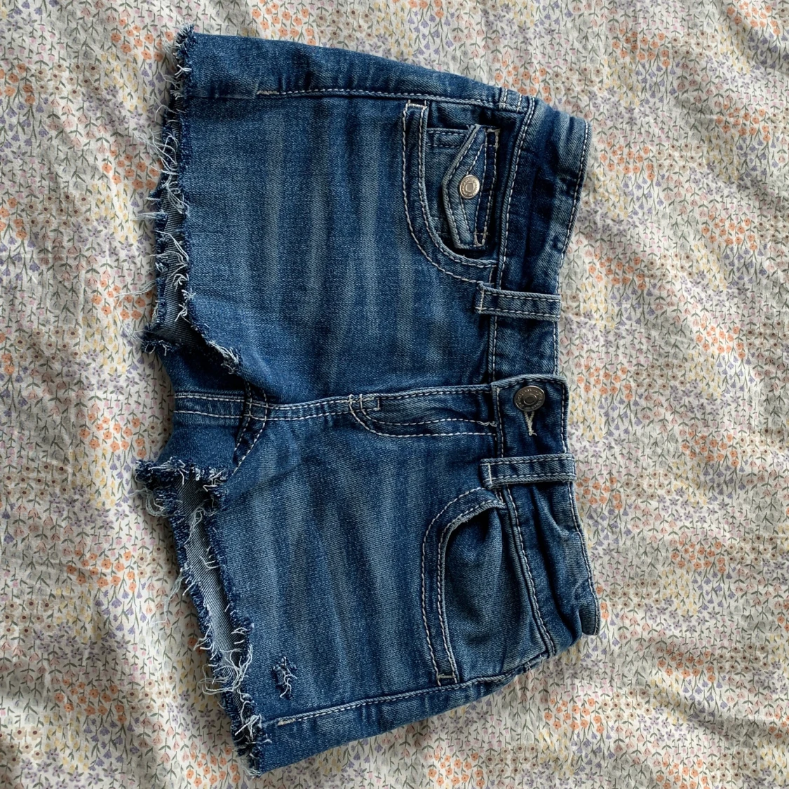 Blå jeansshorts med broderade detaljer - 1