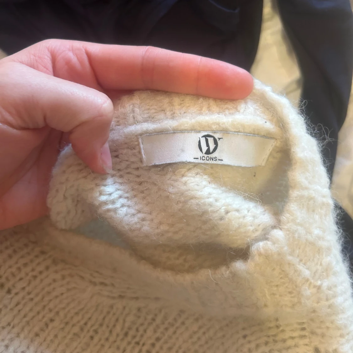 Vit fluffig stickad tröja från Wakawaka  - 2