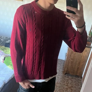 Röd stickad tröja Polo Ralph Lauren - Säljer en snygg röd stickad tröja från Polo Ralph Lauren med. Finns ett lagat hål vid ena ärmen som inte riktigt syns vilket är varför den sälj för lågt. Hör av er om ni har frågor, hjälper gjärna till!