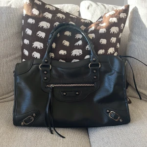 Handväska  - Säljer en svart handväska från design by Amor! Den är aldrig använd och är i ett väldigt bra skick!💞💞💞💞