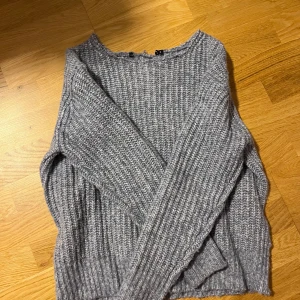 Ljusblå stickad tröja med ribbad struktur - Mysig ljusblå stickad tröja i storlek S med ribbad struktur och rund hals. Tröjan har långärmade ärmar och är perfekt för dig som gillar en enkel men snygg look. Passar dig som vill ha en basic stickad tröja till höst och vinter.Lite avklippt vid kragen men i mycket bra skick och kvalité annars