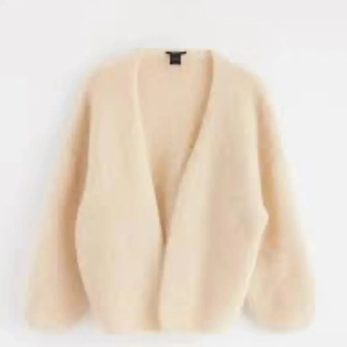 Beige fluffig kofta med v-ringning