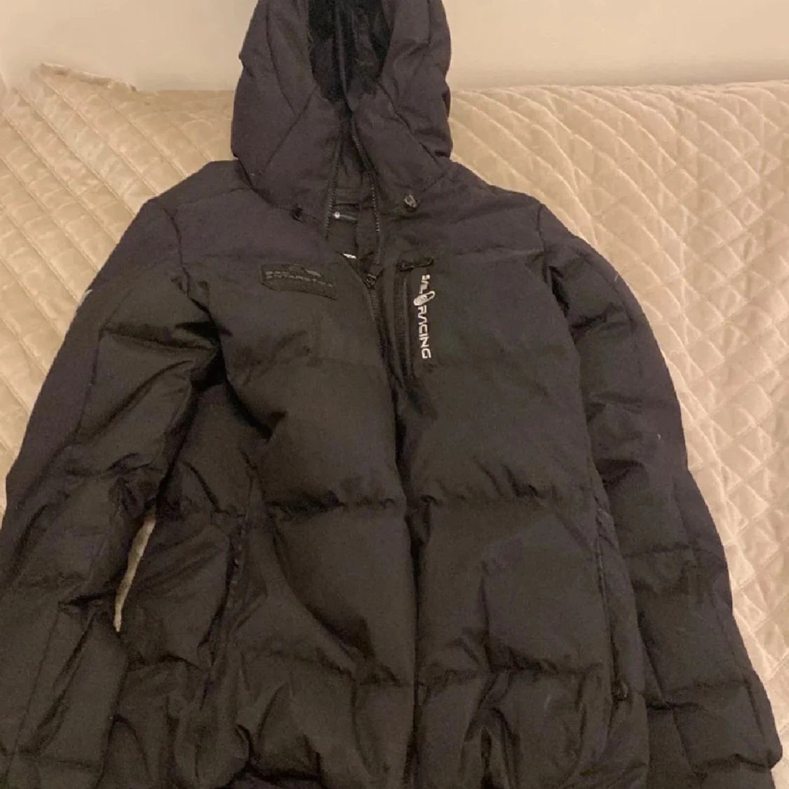 Svart pufferjacka från Sail Racing