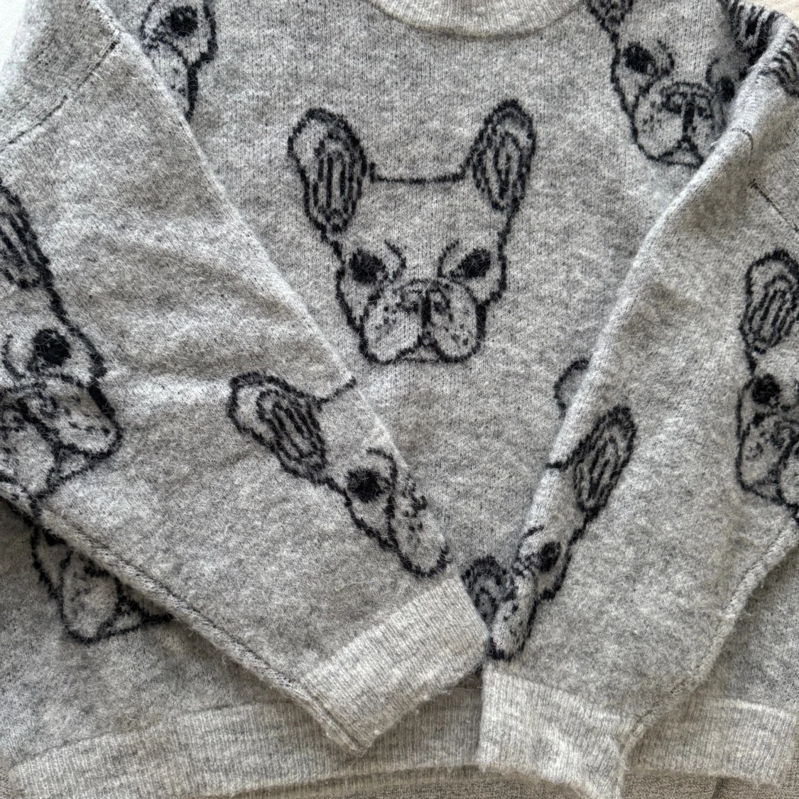Grå stickad tröja med bulldog-mönster