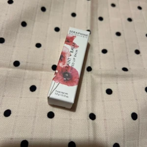 Seraphine Botanicals Currant + Balm - Tinted lip balm från Seraphine Botanicals i nyansen Currant + Balm. Kommer i en söt vit förpackning med blommigt motiv och innehåller 3,8 g. Ger läpparna en lätt färg och återfuktar med naturliga ingredienser.