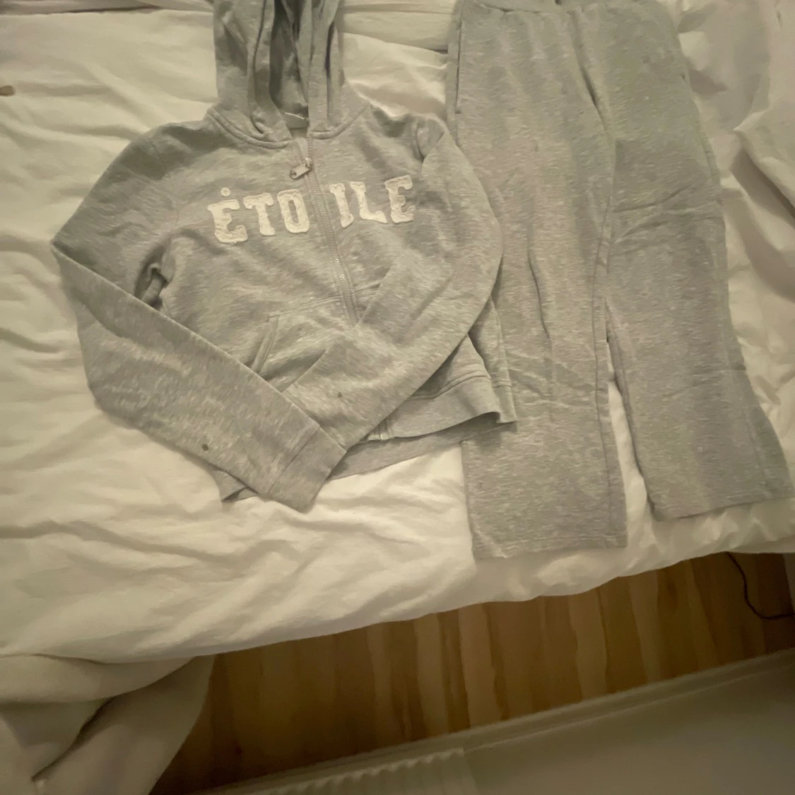 Grå mjukisbyxor och grå mjukiskofta från Lindex Kids - 2