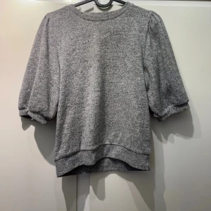Grå tröja med puffärm - Mysig och JÄTTEBEKVÄM grå tröja med puffiga ärmar .  Ifrån lager 157 i storlek XS.                              Skriv för mer bilder och frågor så svarar jag så fort jag kan pris går altid att diskuteras💕💕