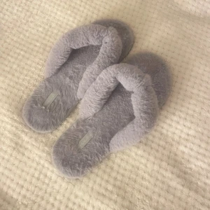 Mysiga tofflor - Mysiga tofflor från Hunkemöller, perfekt för hösten 🍂Använd endast några gånger. Storlek 40/41. 💘