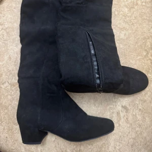 Svarta mockastövlar med dragkedja - Snygga svarta stövlar i mocka, storlek 38, antingen är de från dinsko eller skopunkten, använd en gång. 