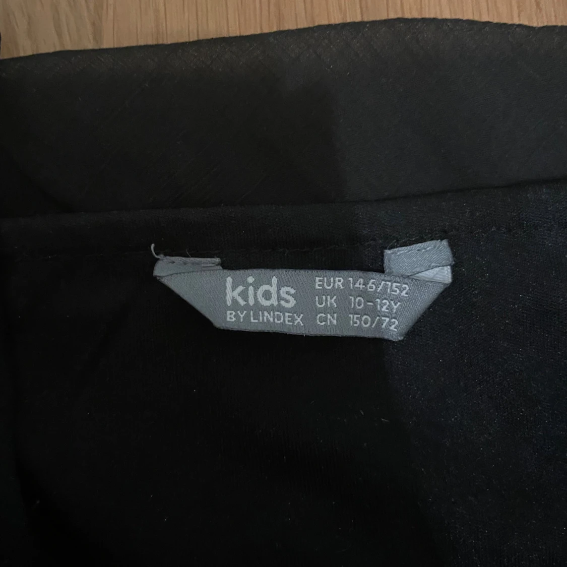 Svart volangklänning med paljetter Lindex - 2