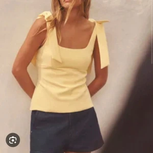 Populär zara top  - Knappt använd, har bara sytt in banden då de va väldigt uringat. Kan ta bort de om de önskas. Strl s. Perfekt fest top