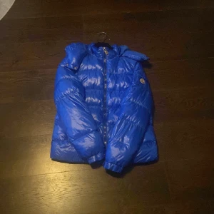 Moncler maya  - |Säljer denna extremt ovanliga Moncler maya|Stl: 3- M|defekter: litet hål på ena ärmen (inte synligt vid användning)| priset är inte hugget i sten| 