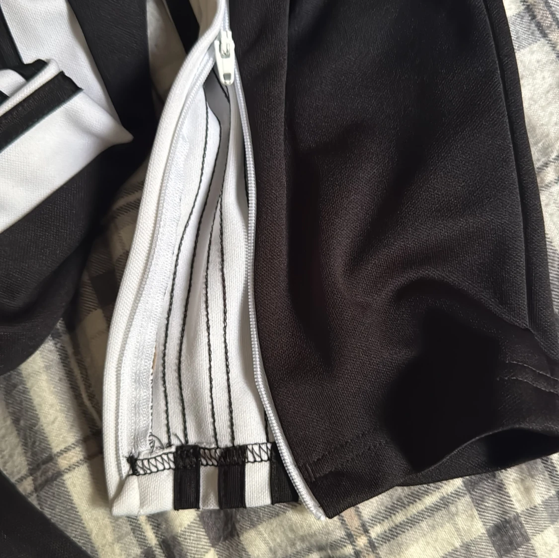 Svarta Adidas träningsbyxor med ränder - 4