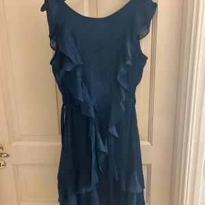 Marinblå klänning från Nelly - En jättefin klänning som jag bara använt en gång 