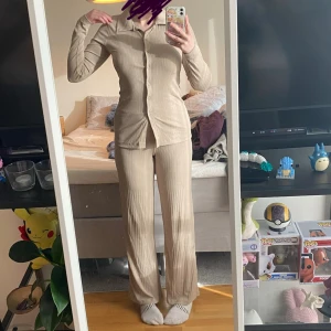 Mys set! - Fint beige set från Gina! Både tröja och byxor ingår i priset🤩 Båda är storleken M, men de är väldigt stretchiga!