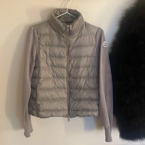Moncler cardigan  - Säljer då den inte kommer till använd, skriv för fler bilder. Liten i storlek, kom med prisförslag, köpt för ca  8000🩶🫰🏼