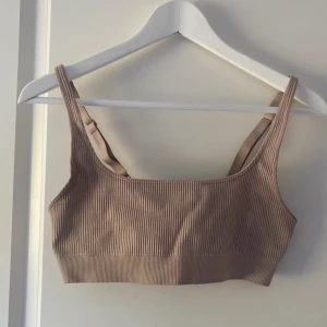 Bralette Weekday - Använd 1 gång. Sitter jätte fint och tight, formar kroppen fint. Passar även XXS. Sälja inte längre på hemsidan. Köpt för €45.