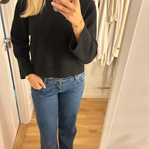 Svart stickad tröja - Fin tröja från gina, sparsamt använd så i nyskick. Skön och gosig, säljer då jag har fler liknande💕💕