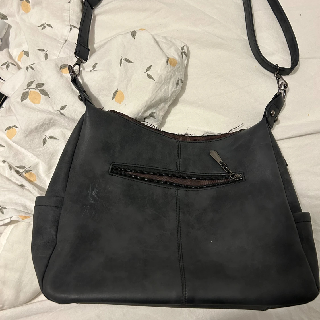 Mörkgrå axelväska med dragkedjor - 1