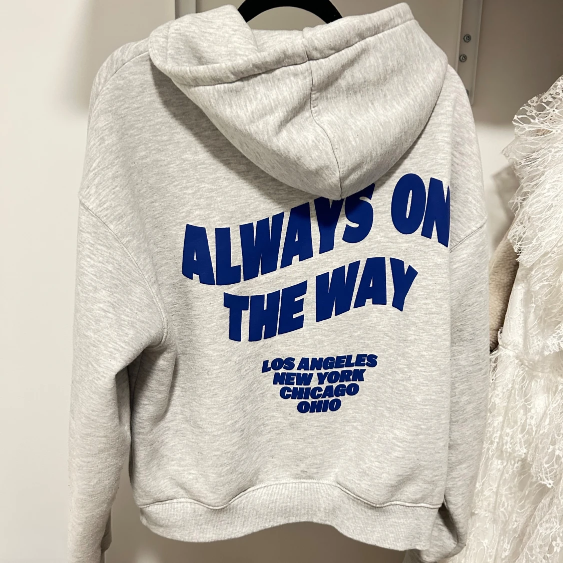 Grå hoodie från Ginatricot med tryck - 2