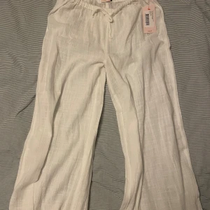 Linnebyxor från nelly - Helt nya linnebyxor ifrån Nelly. Dem är aldrig använda och prislappen sitter kvar. Nypris 299kr.💗