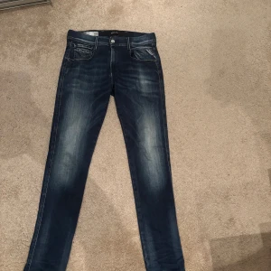 Replay mörkblå skinny jeans - Sjukt feta replay anbass jeans i storlek 30. Perfekt för dig som vill ha slim jeans med en snygg tvätt!