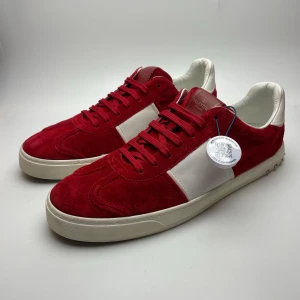 Valentino flycrew skor (nytt skick) - Hej! Säljer nu dessa sjukt snygga Valentino flycrew skor. Skorna är i nytt skick! Har ett begränsat antal boxar och dustbag! Hör gärna av dig vid frågor!