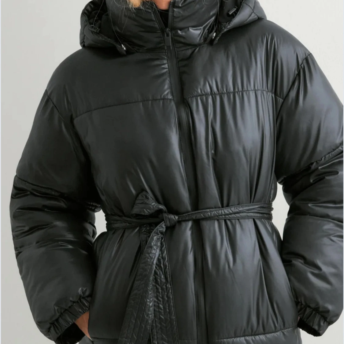 Svart pufferjacka från Nelly med huva