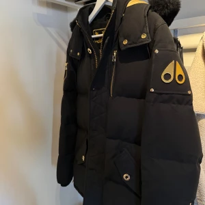 Moose Knuckles - Svart/Guld - oanvänd  - Kvitto finns, köpt på johnells. Helt oanvänd och nyskick. Jag har storlek medium och den passar perfekt.