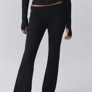 Yogapants  - Säljer ett par yogapants från Gina i grön! (Swipa för att se färgen)❤️endast kommit till användning ett fåtal gånger hemma! Supersköna! Kan skicka samma dag om du väljer instabox!💋