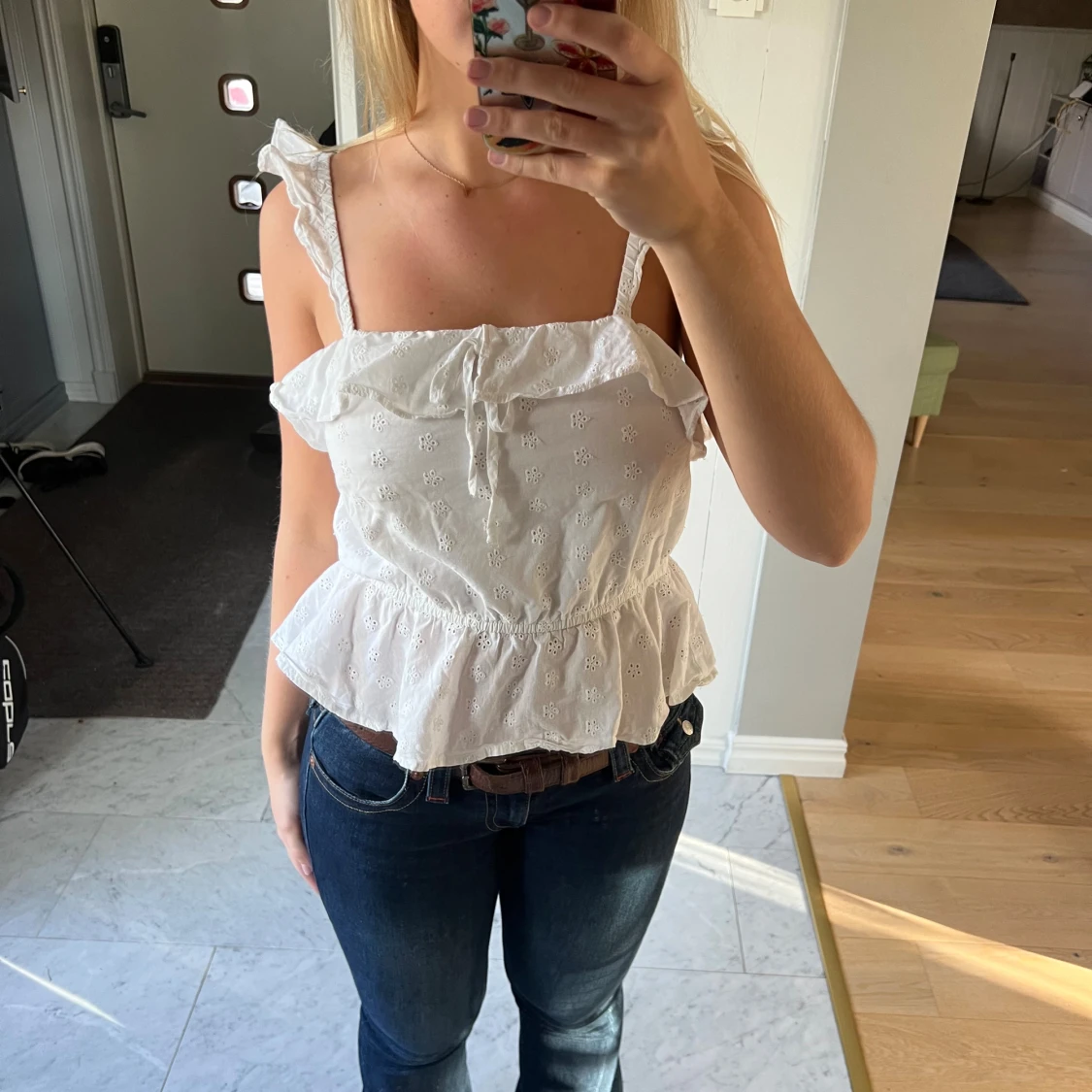 Vit broderad blus med volang - 4