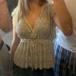 Gullig topp - Stradivarius topp med prickigt mönster🩷