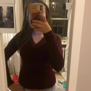 Vinröd långärmad topp med spets Gina Tricot - Supper fin, men andvänds för sällan, jag har Max andvänt den 5 gånger och det är finns inga fläckar eller annat. Den är i ett lite tunnare material, skriv gjärna om ni har frågor💕💕