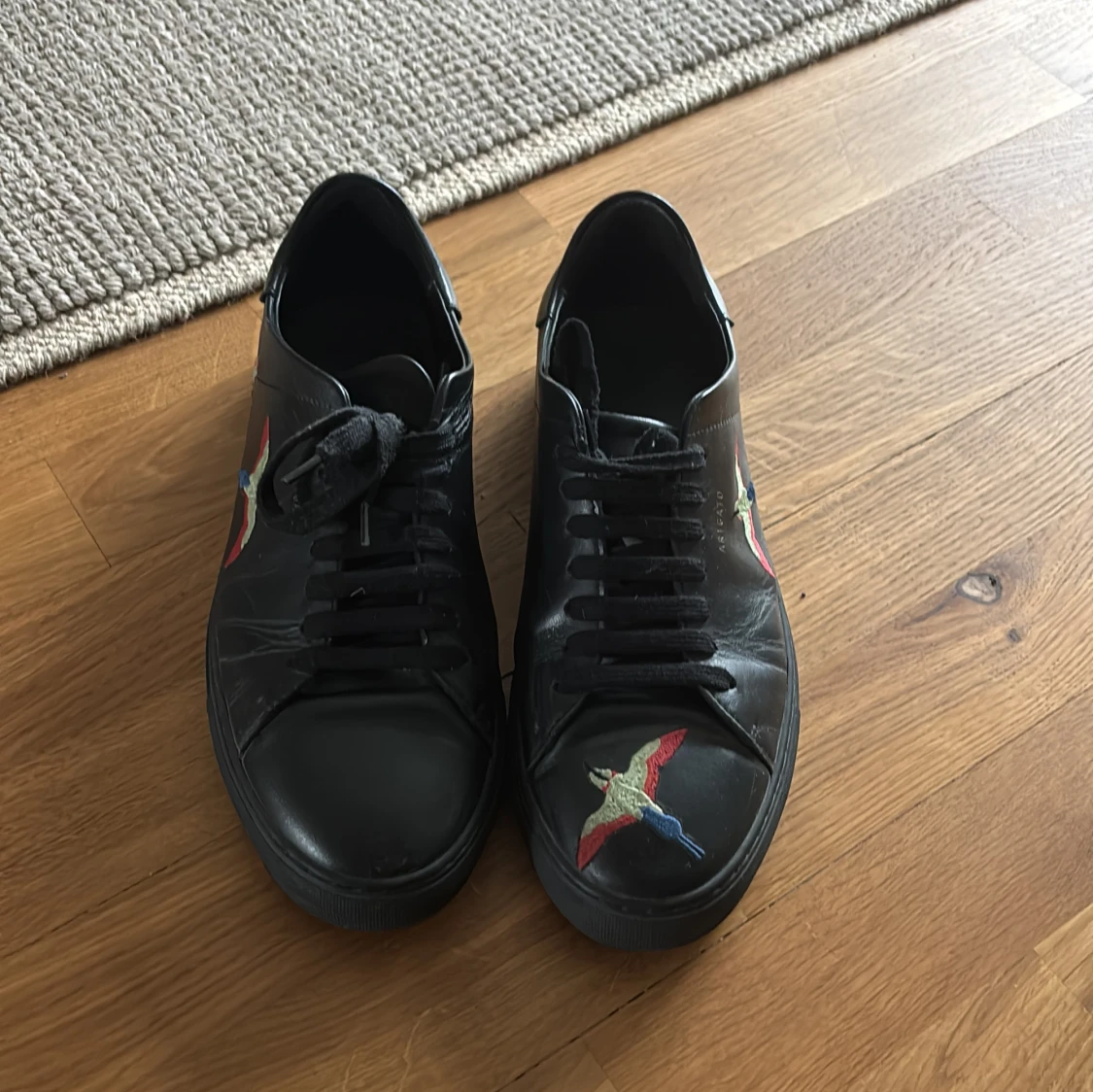 Arigato sneakers med broderade fåglar