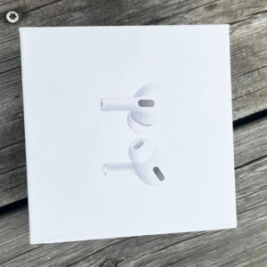 AirPods Pro - Säljer ett par Apple AirPods Pro i originalförpackning med laddningsetui, extra öronproppar, laddkabel och manualer. Allt ser ut att vara i mycket gott skick, perfekt för dig som vill ha trådlösa hörlurar med aktiv brusreducering och hög ljudkvalitet.