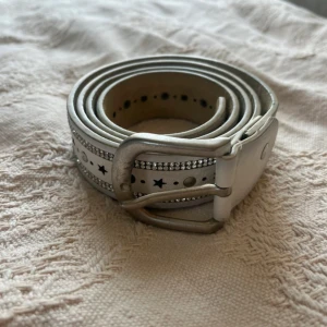 Vitt vintage skärp  - Super snyggg bälte med glitter och stjärnor, fint skick. 