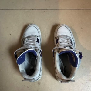 Jordan 4 Metallic Purple - Bra skick och sparsamt använda. 42.5
