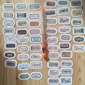 Motiverande ord – klistermärken 52 st hälften på engelska och hälften på svenska  - En inspirerande samling klistermärken med motiverande ord och uttryck på svenska och engelska. Perfekt för att peppa dig själv, dekorera anteckningsböcker eller ge bort till en vän. Färgglada och stilrena designs som passar unga och kreativa själar.52 st