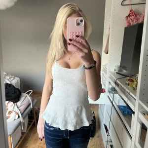 Linne/topp - Säljer detta peplum linne från gina med ett otroligt fint blommigt mönster. Använd fåtal gånger, storlek XS💕